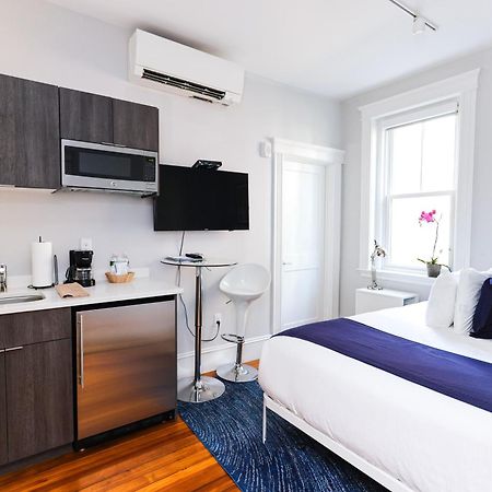 A Stylish Stay W/ A Queen Bed, Heated Floors.. #36 Brookline Extérieur photo