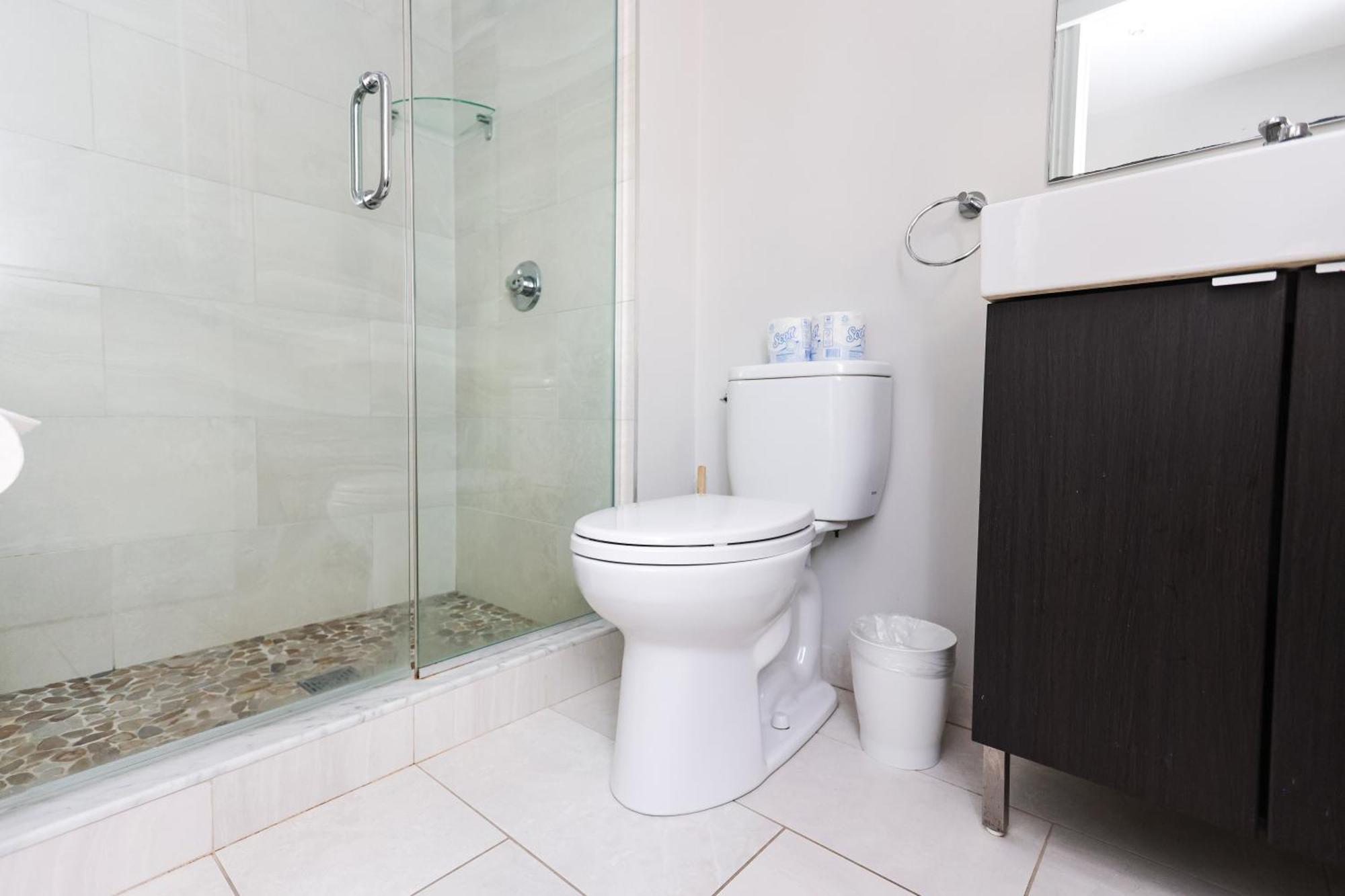 A Stylish Stay W/ A Queen Bed, Heated Floors.. #36 Brookline Extérieur photo